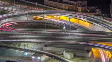 Ajman 'da büyük bir kavşakta trafik vardı. Gece vakti çatıdan hava manzarası vardı..