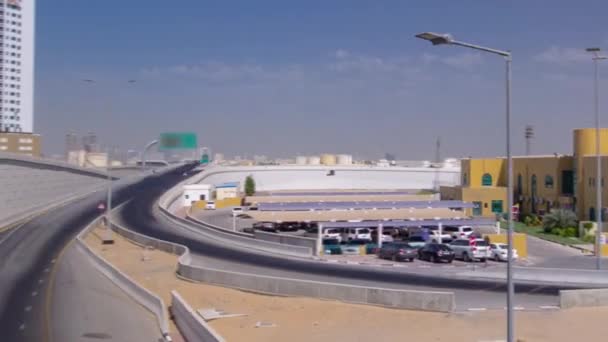 Tráfico por carretera en Ajman, vista desde el puente durante el día hiperlapso de lapso temporal — Vídeo de stock