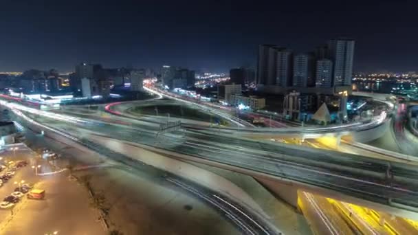 Lalu lintas di persimpangan jalan besar di Ajman pandangan udara dari atap di malam hari timelapse. — Stok Video