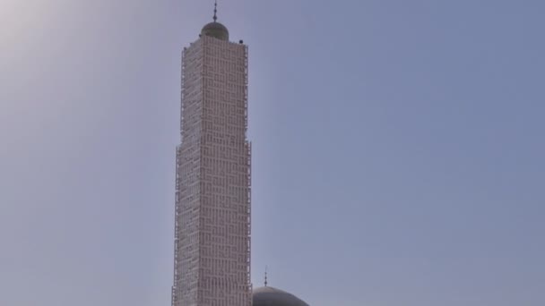Ajman zamanındaki beyaz cami hiperhız, Birleşik Arap Emirlikleri — Stok video