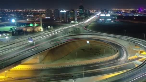 Ruch na dużym skrzyżowaniu dróg w Ajman widok z dachu w nocy timelapse. — Wideo stockowe