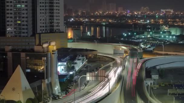 Forgalom egy nagy útkereszteződésben Ajman légi kilátásban a tetőről az éjszaka folyamán. — Stock videók