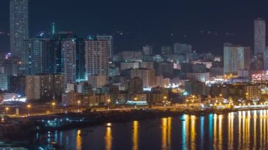 Ajman 'ın şehir manzarası gece vakti çatıdan görülebiliyor. Birleşik Arap Emirlikleri.