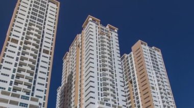 Ajman timelapse hyperlapse modern yeni kuleleri. Cityscape Ajman.