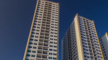 Ajman timelapse hyperlapse modern yeni kuleleri. Cityscape Ajman.