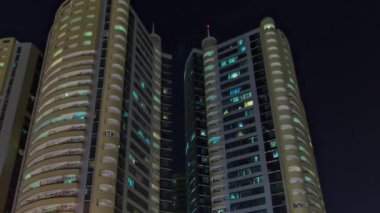 Ajman gece hiperhızında modern yeni kuleler. Ajman 'ın Şehri.