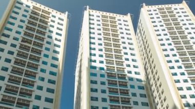 Ajman timelapse hyperlapse modern yeni kuleleri. Cityscape Ajman.
