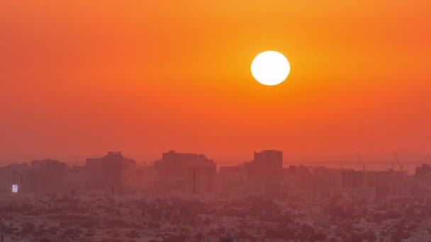 Matahari terbenam di Ajman pemandangan udara dari atap timelapse. Uni Emirat Arab. — Stok Video