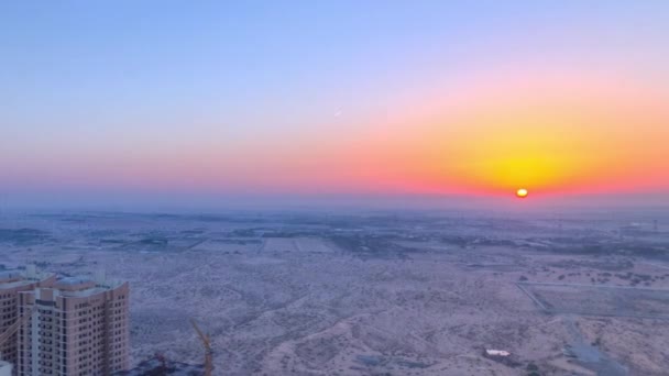 Stadsgezicht van Ajman vanaf het dak tijdens zonsopgang timelapse. Verenigde Arabische Emiraten. — Stockvideo