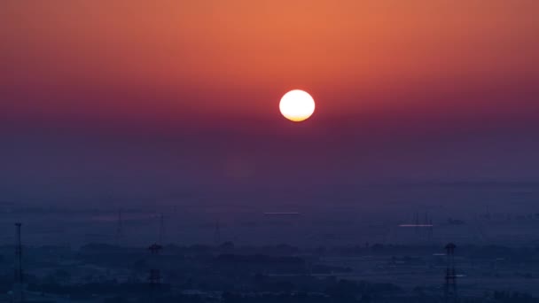Schöner Sonnenaufgang in einsamer Wüste und Berg im Hintergrund Zeitraffer, ajman, uae — Stockvideo