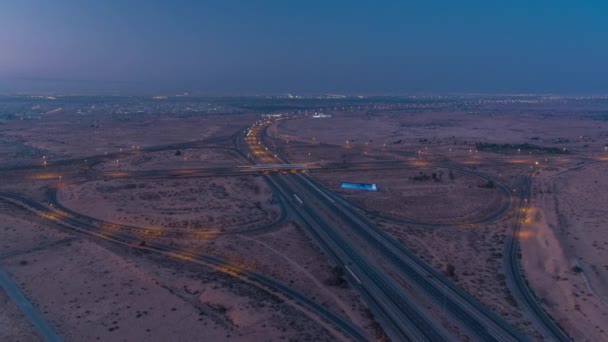 Routes autoroutières avec circulation nuit à jour dans une grande ville d'Ajman à Dubaï avant le lever du soleil. — Video