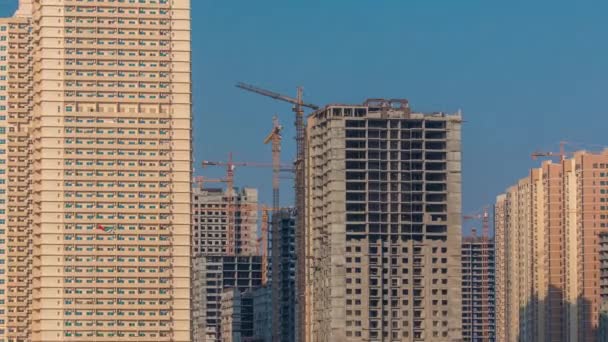 Moderne nieuwe torens bouwplaats in Ajman timelapse. Stadsgezicht van Ajman. — Stockvideo