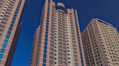 Ajman timelapse hyperlapse modern yeni kuleleri. Cityscape Ajman.