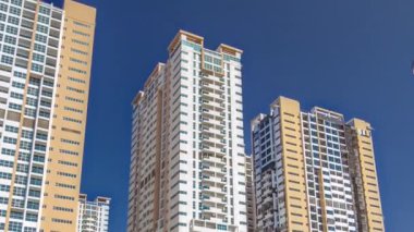 Ajman timelapse hyperlapse modern yeni kuleleri. Cityscape Ajman.