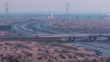 Gün batımından önce Ajman'dan Dubai'ye kadar büyük bir şehirde trafik ile karayolu yolları gece zaman aşımına uğrar. Ulaşım konsepti.