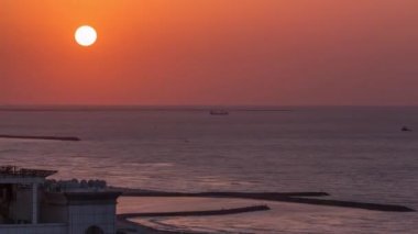 Ajman 'da gün batımı, çatıdaki zaman ayarlı hava manzarası. Birleşik Arap Emirlikleri.