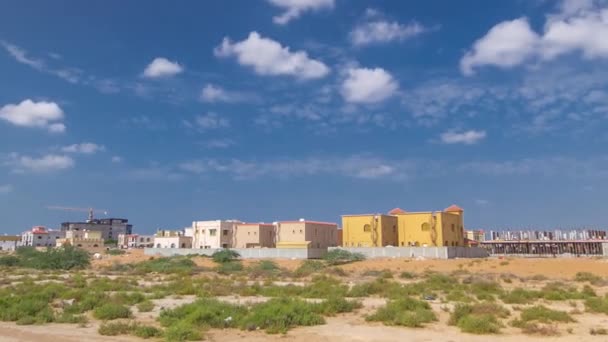 Cityscape de Ajman com casas de campo prontas e em constroição timelapse. Emirados Árabes Unidos. — Vídeo de Stock