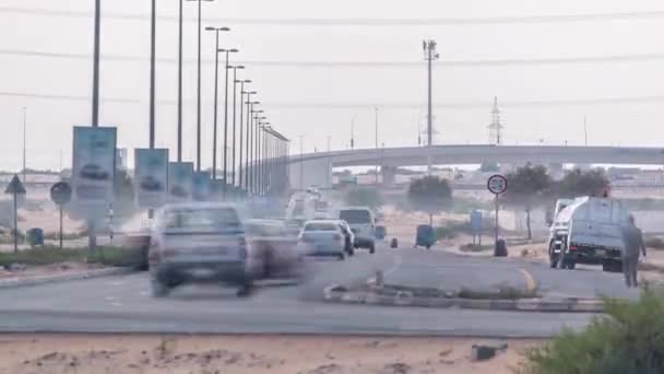 Dálniční silnice s dopravní timelapse ve velkém městě z Ajman do Dubaje večer — Stock video