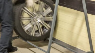 Araba tamircisi lastikler arabası otomatik Onarım Servisi timelapse rafa koymak.