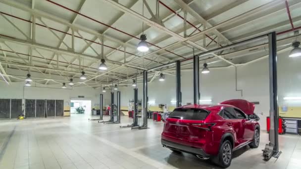 Auto's beweegt op liften in moderne tankstation en mannen repareren auto's timelapse hyperlapse. — Stockvideo