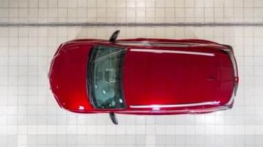 Atölye servis istasyonu timelapse girerek otomobillerin Üstten Görünüm