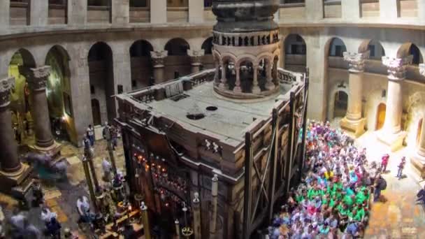 Multidão de pessoas e raio de sol da cúpula na Igreja do Santo Sepulcro timelapse. — Vídeo de Stock