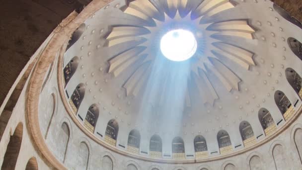 Folkmassa och solstråle från kupolen i kyrkan av den heliga Sepulcher timelapse. — Stockvideo
