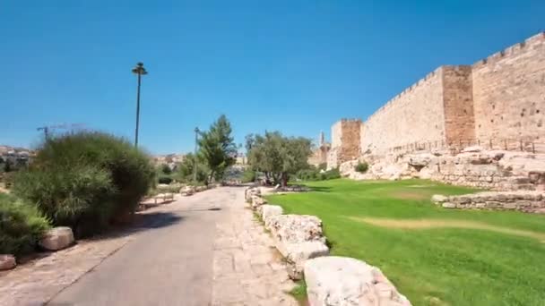 Verteidigungsmauer des antiken heiligen Jerusalems im Zeitraffer, beleuchtet von der hellen Sonne. — Stockvideo