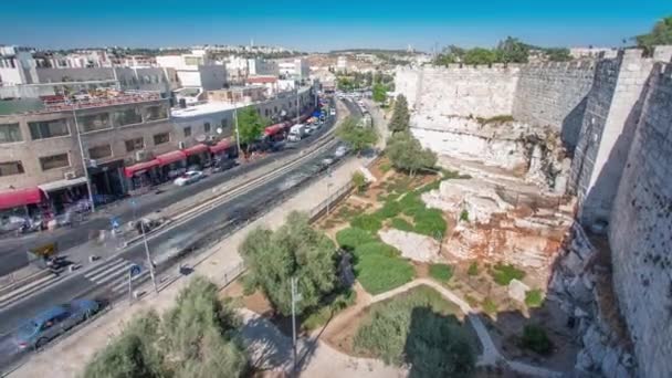 Légi felvétel a Damaszkusz kaputól vagy a Sikem kapu időkapujától, az egyik kaputól Jeruzsálem óvárosába, Izraelbe. — Stock videók
