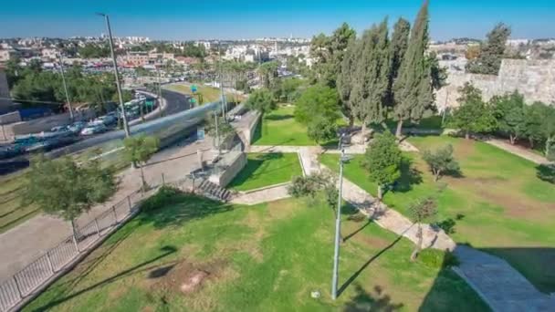 Uitzicht vanaf de muur naar Jeruzalem oude stad timelapse met moderne tram en verkeer op de weg. Jeruzalem, Israël. — Stockvideo