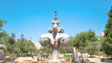 Yemin Moshe'deki bir parkta bulunan Lions Çeşmesi timelapse hiperlapse. Jerusalem, İsrail