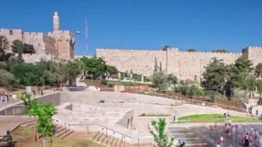 Yeni kentsel Teddy Park ve Tower of David Kudüs, İsrail mavi gökyüzü timelapse hyperlapse altında arka plan üzerinde.