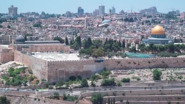 Panoramablick auf jerusalem im Zeitraffer mit der Felskuppel vom Olivenberg. — Stockvideo