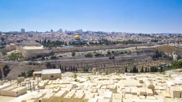 Panoramic view on Jerusalem timelapse hyperlapse with the Dome of the Rock from the Mount of Olives. — Stock Video