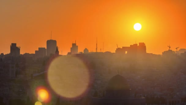 Jerusalém vista sobre a cidade ao pôr do sol timelapse com a Cúpula da Rocha do Monte das Oliveiras . — Vídeo de Stock