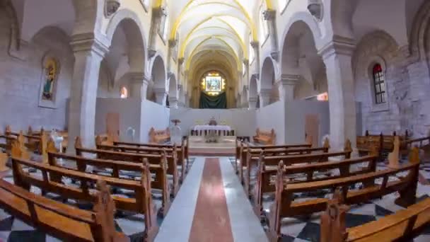 Eglise de la Nativité intérieur avec des lampes d'autel et d'icône suspendues sur une longue chaîne à Bethléem timelapse hyperlapse . — Video