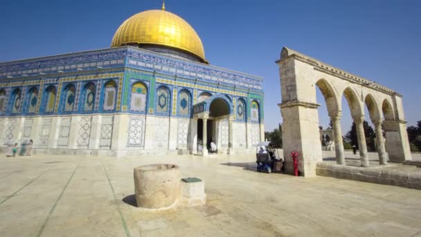Koepel van de Rotskoepel, een moslim heilige plaats bovenop de Tempelberg in Jeruzalem, Israël. — Stockvideo