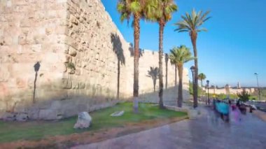Antik kutsal Jerusalem timelapse hyperlapse, savunma duvarına parlak güneşin yaktı. Harika yeşil çim