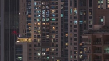 Gece geç saatlerde binanın dış tarafındaki pencereler zaman ayarlı olarak iç aydınlatmalı.