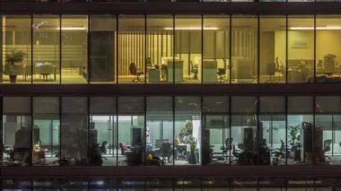 Modern ofis binalarında büyük parlayan pencereler, gece vakitleri...