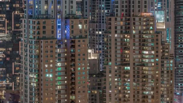 Okna w wieżowcu na zewnątrz budynku późnym wieczorem z oświetleniem wnętrza na timelapse — Wideo stockowe