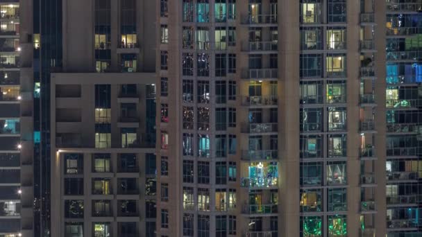 Μεγάλα λαμπερά παράθυρα σε σύγχρονα κτίρια κατοικιών timelapse τη νύχτα — Αρχείο Βίντεο