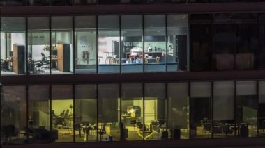 Modern ofis binalarında büyük parlayan pencereler, gece vakitleri...