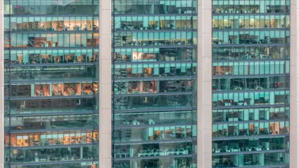 현대식 사무실 과 주택 건물에서 밤늦게 까지 빛을 발하는 커다란 창문들 — 비디오
