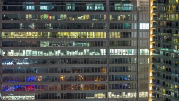 Παράθυρα κτιρίων γραφείων τη νύχτα timelapse, το φως από τα παράθυρα των σπιτιών — Αρχείο Βίντεο