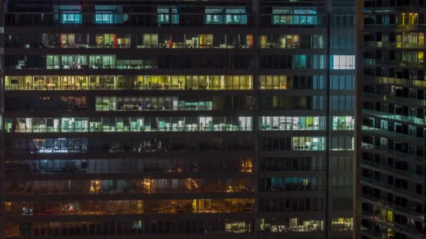 Ventanas de edificios de oficinas noche a día timelapse, la luz de las ventanas de las casas — Vídeo de stock