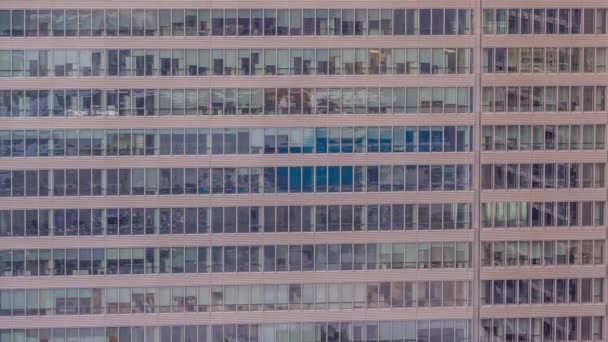 Ventanas de edificios de oficinas día a noche timelapse, la luz de las ventanas de las casas — Vídeo de stock