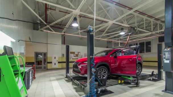 Auto op de stand met sensoren op wielen voor wielen uitlijning camber controleren in de werkplaats van tankstation timelapse. — Stockvideo