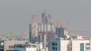 Yeni zaman kulelerinin modern soyutlama sahasında çalışan turnalar