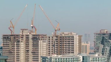 Yeni zaman kulelerinin modern soyutlama sahasında çalışan turnalar